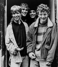 The La’s in 1990. Left to right: Lee Mavers, Peter „Cammy” Cammell, Neil Mavers and John Power<br/>Source: Promotional image of The La’s released circa. 1990. Copyright belongs to Go! Discs or the photographer Clare Muller.<br/>Fot. Wikipedia