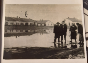 Najstarsze zdjęcie budynku - na lewo od zaznaczonego strzałką - pochodzi sprzed wojny. Rynek wyglądał mniej przyjaźnie…<br/>Fot. Wojciech Gołąbowski