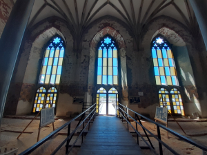 Sala nawiązująca do refektarza zamku krzyżackiego w Malborku, z wyjściem na taras widokowy<br/>fot. Wojciech Gołąbowski