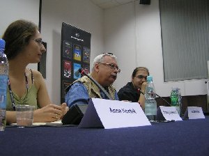 Andrzej Sapkowski na spotkaniu autorskim - z lewej moderatorka, z prawej tłumacz<br/>Fot. Agnieszka Szady