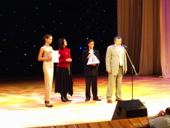 Ceremonia zamknięcia Festiwalu. Nagrodę odbiera Marina Diaczenko.