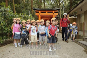 Japońskie przedszkolaki w magicznych czapeczkach z guziczkiem<br/>Fot. internet
