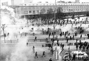 16.12.1981, Gdańsk, Polska Manifestacja niezależna. Fotografia wykonana z dachu dworca PKP. Fot. Bogusław Nieznalski, zbiory Ośrodka KARTA