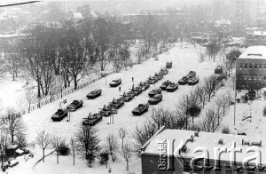 Zima 1981-1982, Gdańsk. Stan wojenny - zgrupowanie czołgów i transporterów opancerzonych na boisku szkolnym. Fot. NN, zbiory Ośrodka KARTA