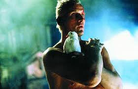 Na planie Blade Runnera Rutger Hauer szpanował wciąż swoim wielkim ptakiem.