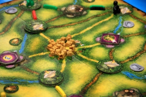 Obozowisko obfituje w zasoby, a dżungla w nieodkryte jeszcze świątynie<br/>Źródło: boardgamegeek.com