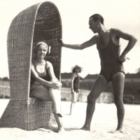 Stadion miejski – pływalnia. Plaża przy basenie, 1938 r., fot. Agencja Fotograficzna Światowid, MHK-Fs12671/IX