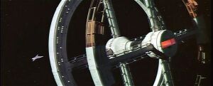 Seksualny żart Kubricka - podłużny statek wsunie się za chwilę z precyzją w szeroki otwór stacji kosmicznej. W tym stechnicyzowanym świecie tylko maszyny pozwalają sobie na zbliżenie.