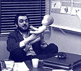 Kubrick napastuje w swoim biurze jeden z modeli gwiezdnego dziecka.