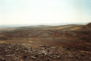 Konstrukcja w procesie 1995 - malowanie piaskiem na pustyni Negev, Ryszard Waśko
