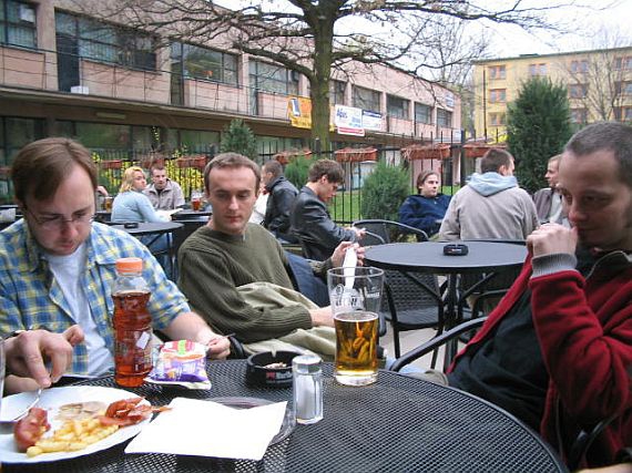 Dyskusje kuluarowe przy kiełbasie z rożna, frytkach i piwie. Od lewej: Marcin Herman (Esensja), Slawek 'Pookie' Kuźmicki (KZ), Marek Turek.