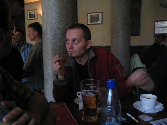 Marek Turek w oparach papierosowego dymu.