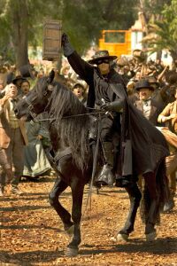 Zorro, szarmancki wobec kobiet, był zadziwiająco okrutny dla zwierząt. Za chwilę ogłuszy swego konia drewnianą skrzynką.