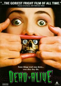 Na amerykańskim rynku 'Martwica mózgu' nie mogła być wyświetlana pod oryginalnym tytułem 'Braindead', ponieważ prawa autorskie do tej nazwy posiadało inne studio. Film wyświetlao jako 'Dead Alive'.