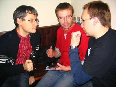 Artur, Konrad i Marcin debatują nad sposobem wprowadzenia zmian w profilu Esensji. Niedługo będzie zajmować się tylko sportem, clubbingiem i motoryzacją… (fot. Kaja Mikoszewska)