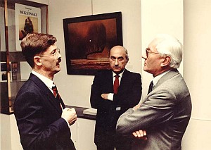 Galerie Valmay, wystawa prac Beksińskiego, 1985, z ambasadorem Polski we Francji p. Stefańskim oraz z dziennikarzem p. Kołodziejczykiem<br/>Źródło: www.DmochowskiGallery.net