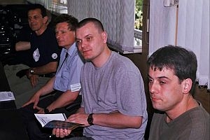 Marek Michowski, Krzysztof Grzywnowicz, Greg Wiśniewski i Grzegorz Januszek słuchają.