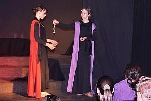Tenar/Arha (Helena Sujecka) i Kossil (Magdalena Warnel) w przedstawieniu teatru „Żaluzja” „Kapłanka Grobowców Atuanu” (fot. autora)