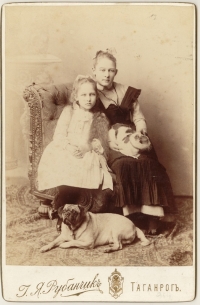 Dwie dziewczynki z psem i kotem, fot. J. Rubańczyk, ok. 1900 r., własność MHK
