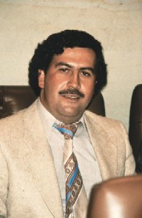 Pablo Escobar - wielka szkoda, że nie widać mokasynów z frędzelkami