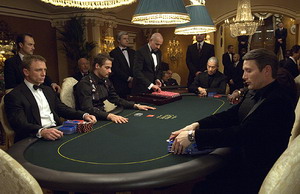 Ogromne było zaskoczenie Bonda, gdy dowiedział się, że zamiast pokera rozgrywka odbędzie się w Trzy Karty w wersji „czarna wygrywa, czerwona przegrywa”.
