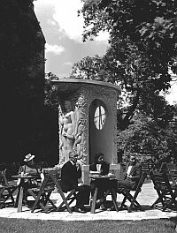 Kawiarnia „Latona” firmy cukierniczej Bliklego w Warszawie na Nowym Świecie, fot. Czesław Olszewski, 1940