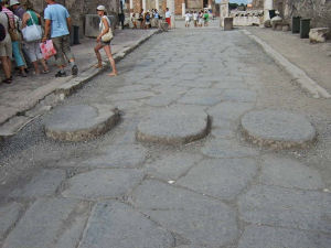 Starożytne przejście dla pieszych przez ulicę; w tle – centralny punkt miasta, czyli Forum Romanum