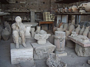Przedmioty wykopane w Pompejach; po lewej odlew człowieka, zaskoczonego przez wybuch Wezuwiusza