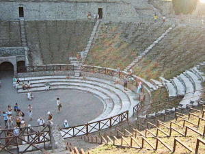 Wielki teatr, do dziś wykorzystywany w sezonie turystycznym jako scena teatralna