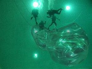 Zbigniew Oksiuta „Mesogloea”, 2003 (stopklatka), Kształtowanie amorficznych przestrzeni w ciekłej, polimerycznej masie szybującej pod wodą