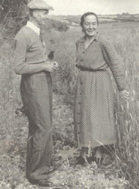 Państwo Szatkowscy na farmie w Trossell, ok. 1950 r.<br/>Fot. za bg.agh.edu.pl