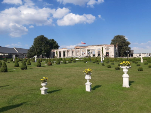 Ruiny pałacu, ogród i rekonstrukcja fortalicji<br/>Fot. Wojciech Gołąbowski