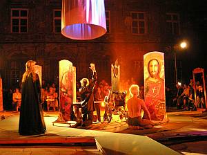 Misterium teatralne na dziedzińcu klasztoru Dominikanów<br/>Fot. © Agnieszka Szady