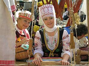 Urodziwe białoruskie tkaczki przy krosnach<br/>Fot. © Agnieszka Szady