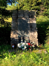 Jeden z licznych w paśmie Jaworzyny Krynickiej pomników upamiętniających partyzantów z IIWŚ<br/>Fot. Marcin Grabiński
