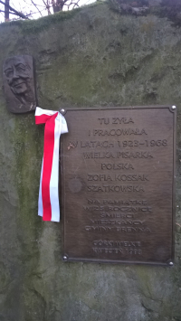 Tablica ku czci pisarki w parku<br/>Fot. Wojciech Gołąbowski