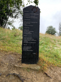 Pamiątkowy obelisk przy zejściu do Rabki Zdrój<br/>fot. Marcin Grabiński