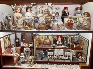 Wygląda, jakby lalki w domku miały sœój własny domek z lalkami...<br/>fot. Wojciech Gołąbowski