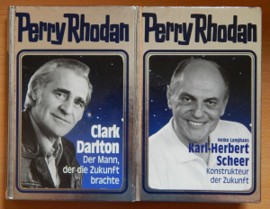 Portrety ojców „Perry Rhodana” na okładkach ich biografii autorstwa Heiko Langhansa. Książki posiadają charakterystyczną czcionkę, która od samych początków była jednym ze znaków rozpoznawczych serii i przetrwała niezmieniona do dnia dzisiejszego.
