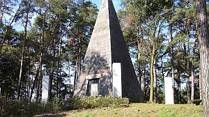 Piramida rotmistrza Łakińskiego<br/>Fot. lh6.ggpht.com
