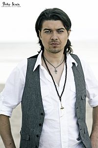 Tomek Szczepanik, jeden z nielicznych wokalistów rockowych, których bez stresu można zaprosić na rodzinny obiad. Fot. www.pectus.com.pl