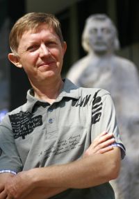 Mariusz Dubaj przed pomnikiem Henryka Wieniawskiego<br>Fot. Małgorzata Genca