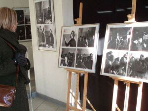 Na wystawie zaprezentowanej w holu Centrum Kultury 105 można było obejrzeć unikatowe zdjęcia Wysockiego z jego pobytu w Nowokuźniecku w 1973 roku. 