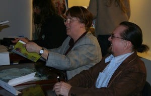 A twórcy rozdawali autografy (Szarlota Pawel i Bogusław Polch)