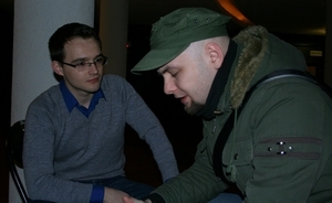 Z Rafałem Bąkowiczem (z prawej) rozmawia Paweł Sasko<br/>Fot. M. Osuch