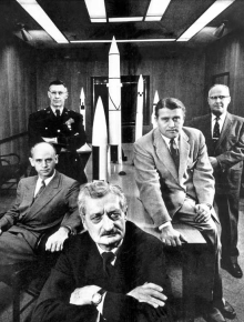 Hermann Oberth (na pierwszym planie, za nim siedzi na biurku Wernher von Braun)