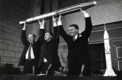 Naturalnej wielkości model Explorera w rękach swoich twórców. Pierwszy z prawej Wernher von Braun