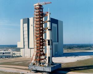 Transport rakiety Saturn V wraz z wyrzutnią