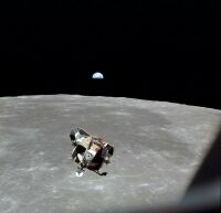 Lądownik podchodzący do dokowania do modułu dowodzenia Apollo po starcie z powierzchni Księżyca