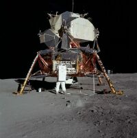Buzz Aldrin na tle lądownika Apollo na powierzchni Księżyca